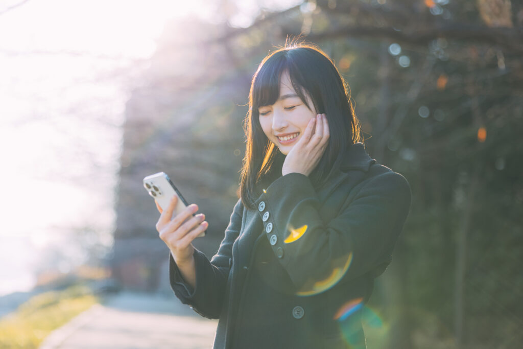 喜ぶ女性